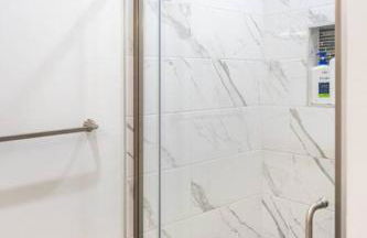 Adorable 2BR-2BA House with EV & Free Parking and Family Friendly in Los Angeles - Photo 37