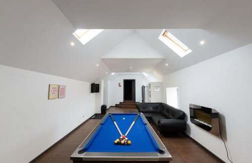 Woodside Barn Sleeps 14 with Hot Tub - Photo 6