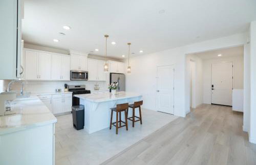 Modern Charming 4BR Home, Family Friendly, Office Space, Fast WiFi, Free Parking - Foto 7