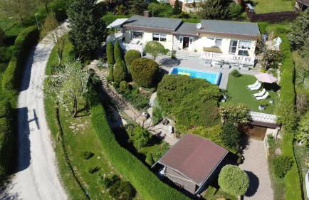 Idyllischer Ferienbungalow in ruhiger Lage mit Pool und großen Garten - Foto 1