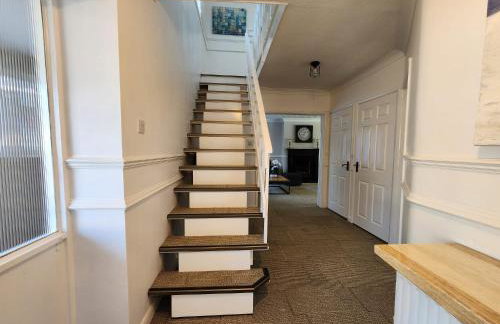 Kennedy Villa - 5 Bedroom House with Hot Tub, WiFi, Free parkings, Close to Bicester Village - Foto 38