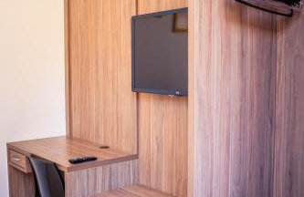 MAIOR NOTA - 2 Quartos com AR CONDICIONADOS SPLIT, Air Fryer, Wi-Fi, Disney Plus, Star Plus, HBO Max, Cadeiras de Praia, Caixa Térmica, Churrasqueira, Rede para Descanso e Chuveirão - 8 pessoas - CONFORTO Máximo - Melhor Localização!! - Photo 6