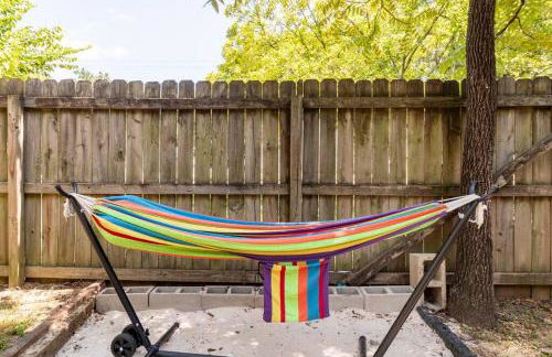 King Bed_Cozy Urban Retreat-Central Memphis - Foto 34