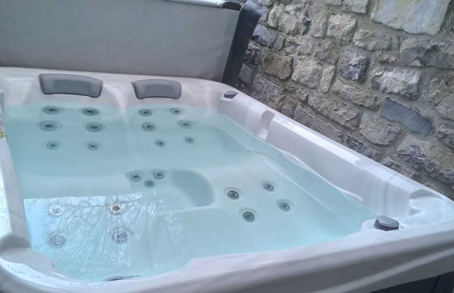 Cottage With Bubble Bath - Photo 13