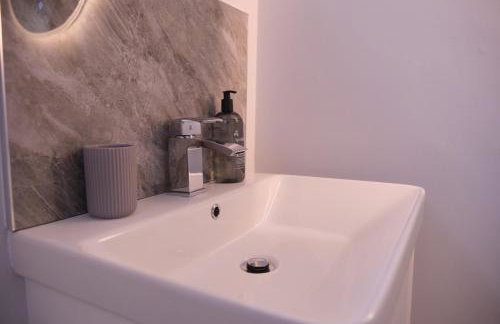 2BR City Centre Apartment By Travel Lets Short Term Rental Agency Derry With Free WiFi - Foto 51
