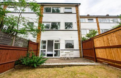 Beautiful Orpington Home w Pool Table and Driveway - Photo 7