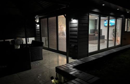 Little Woodlands Chalet with Private Garden & Hot Tub - Foto 76