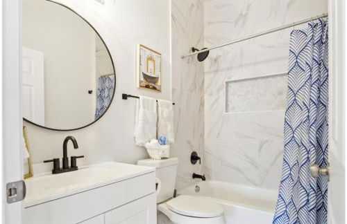 3BR-2BA Cityscape Haven with Panoramic Tower View - Foto 20