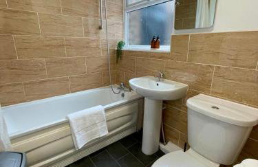 Spacious 3 Bed Home with Free Parking - Photo 14