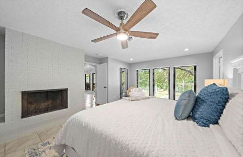 Waterfront oasis with private pool, game room, fire pit and volleyball court - Foto 37