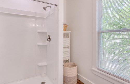 Walk to Downtown and Seneca Lake Updated Retreat! - Foto 17