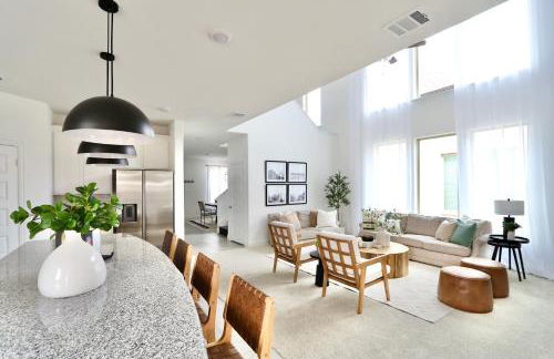 Luxe Living 4-bedroom with fireplace & game room - Photo 1