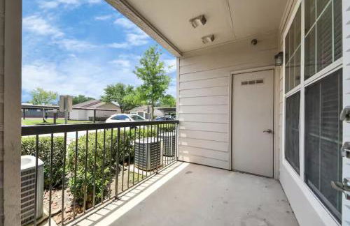 Modern 1BR Retreat Open Layout, Workspace, Views - Foto 19