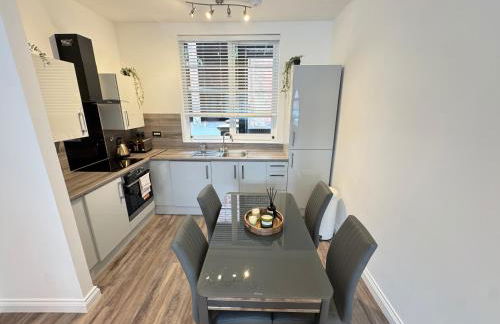 STUNNING APARTMENT - 2 DOUBLE BEDROOMS - EN-SUITE - FREE ALLOCATED PARKING - JQ QUARTER - BIRMINGHAM CITY CENTRE - SLEEPS 6 GUESTS - 2 BATHROOMs - Foto 7