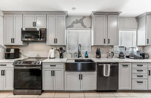 Miami Oasis, Spacious 4-Bedroom Home with Pool - Photo 17