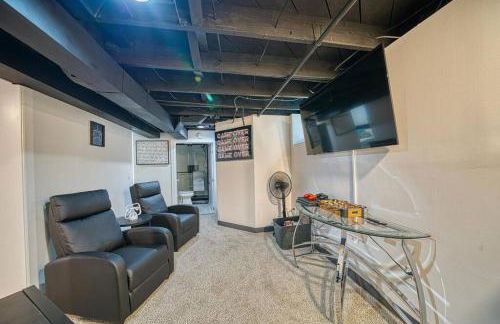 Beautiful Modern home with all year use HOT TUB, Pool table, Game room, & Propane fire pit!! - Foto 43