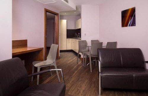 Roomzzz Leeds City - Foto 8