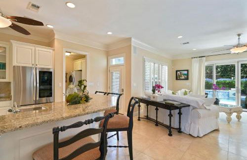 Tropical Dreams by the Sea - Vacation Home with Private Pool & Close Proximity to Beach - Foto 8