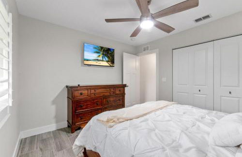 Modern Luxury Retreat in Naples - Photo 22