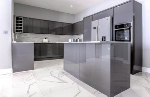 Beautiful Modern Open Plan Living With Hot Tub - Photo 15