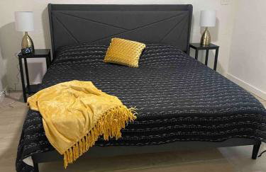 6BR Dream Getaway w Heated Pool & Peaceful Vibe - Photo 11