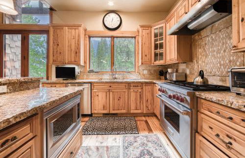 Truckee Timbers at Gray's Crossing by Tahoe Getaways - 4BR w Hot Tub, Ping Pong & EV - Foto 15