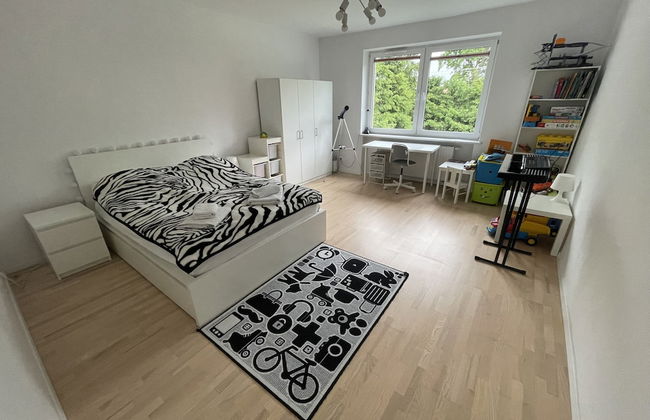 Modern House with Garden - Photo 3