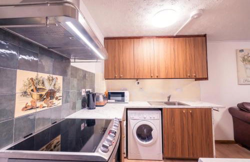 Near Heathrow T5 Slough Windsor sleeps 3-4 - Photo 8