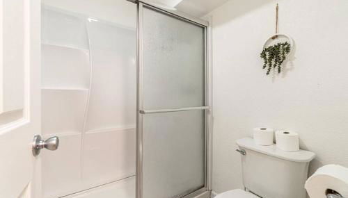Modern Haven: Chic Studio Getaway - Foto 4, Shower