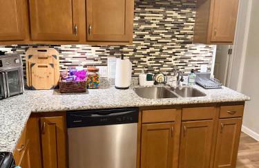 Cozy Cabin Vibe in the City - Foto 15