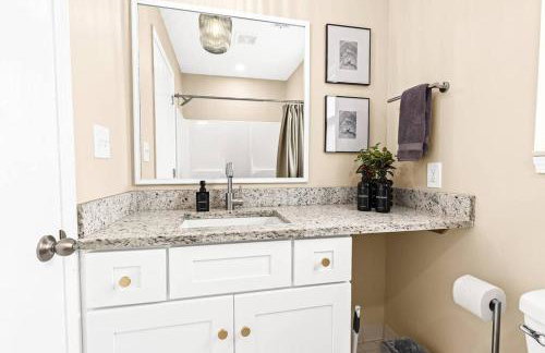 New! Charming Upper Unit in the Heart of Roseville - Foto 19