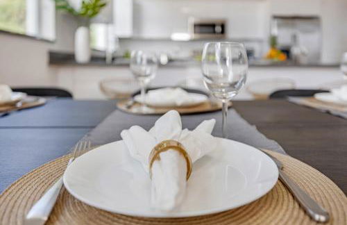 Up to 12 Guests! Modern villa near Wynwood - Photo 15