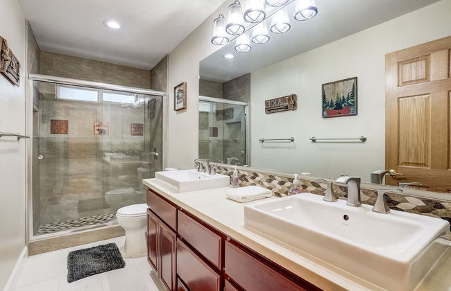 Nestled Pines Retreat Hot Tub, Pool Tahoe, Foosball, +more! - Foto 17