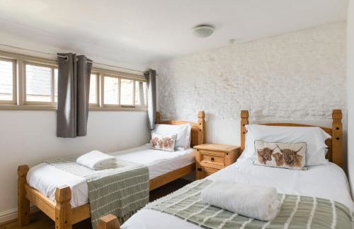 Charming Stone Cottage - Cotswolds Farm Stay - The Bullpen - Photo 26