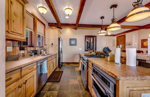 Lakefront Retreat Across from Homewood Resort - Foto 11