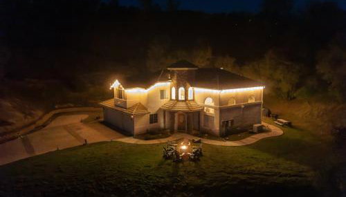 Heaven Heights - HotTub, Pet Friendly, EV Outlet, Pool Table, Game Room, BBQ, FirePit, Library - Photo 1