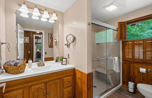 The Gingerbread House - 4 BR chalet, Sunroom, Deck, sleeps 10, modern amenities - Foto 41