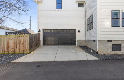Modern House by Downtown with Garage and Fenced-in Yard - Foto 49