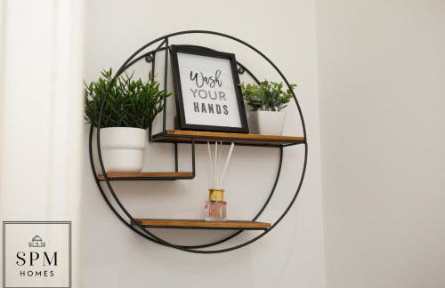 Large 3 Bed House - Long Stays Welcome - Smart TVs in Each Bedroom - Parking - Wifi - Foto 15