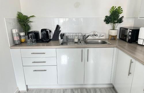 Cozy Family House 10 min from Manchester Airport - Photo 32