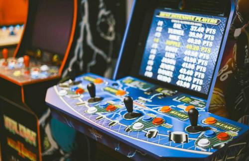 Vibrant Forest Retreat - Game Room, Spa, Fire Pit - Sleeps10 - Foto 9