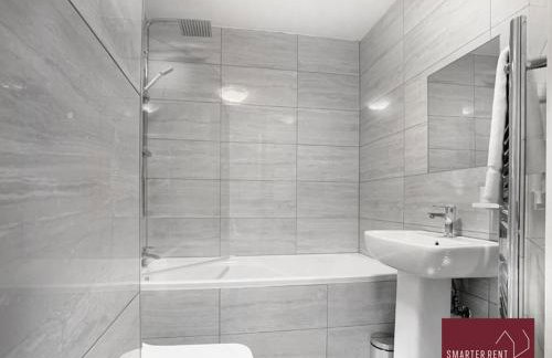 Knaphill, Woking - 3 Bed House - With Garden - Photo 11