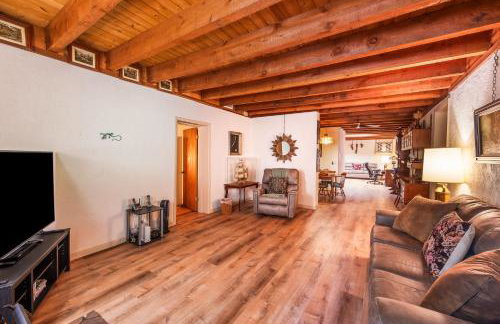 Myrinn-Hobbit Cottage on the Creek Storybook Stay - Foto 9