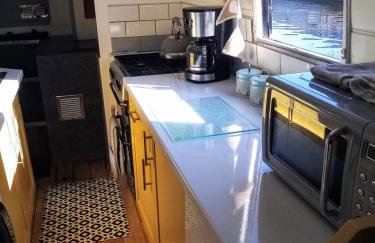 BrightOwl Waterside Narrowboat Cottage Experience - Foto 8