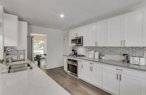 Luxury Home with 5 Bedrooms and Private Pool - Foto 25