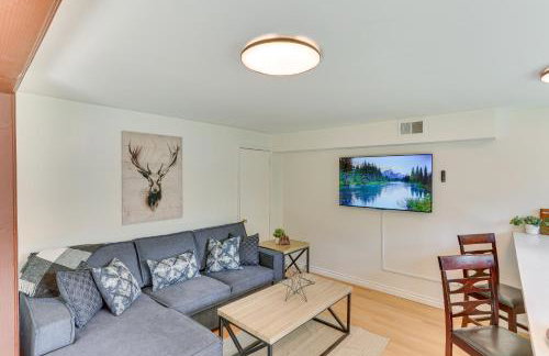 Crestline Home with Private Hot Tub Steps to Lake! - Foto 11