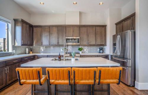 Luxury Downtown Home w Rooftop Deck in the Skyline - Photo 57