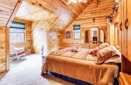 Spacious Log Home with 13 Acres, Ponds and Fire Pit! - Foto 17