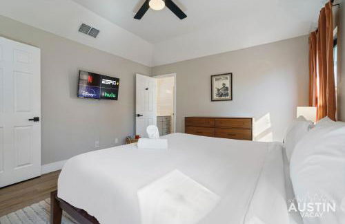 Family 3BR 2BA Home Near Charming Main Street w Cowboy Pool by Austin Vacay - Foto 26