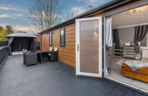 York Family Luxury Cabin with hot tub - Photo 13